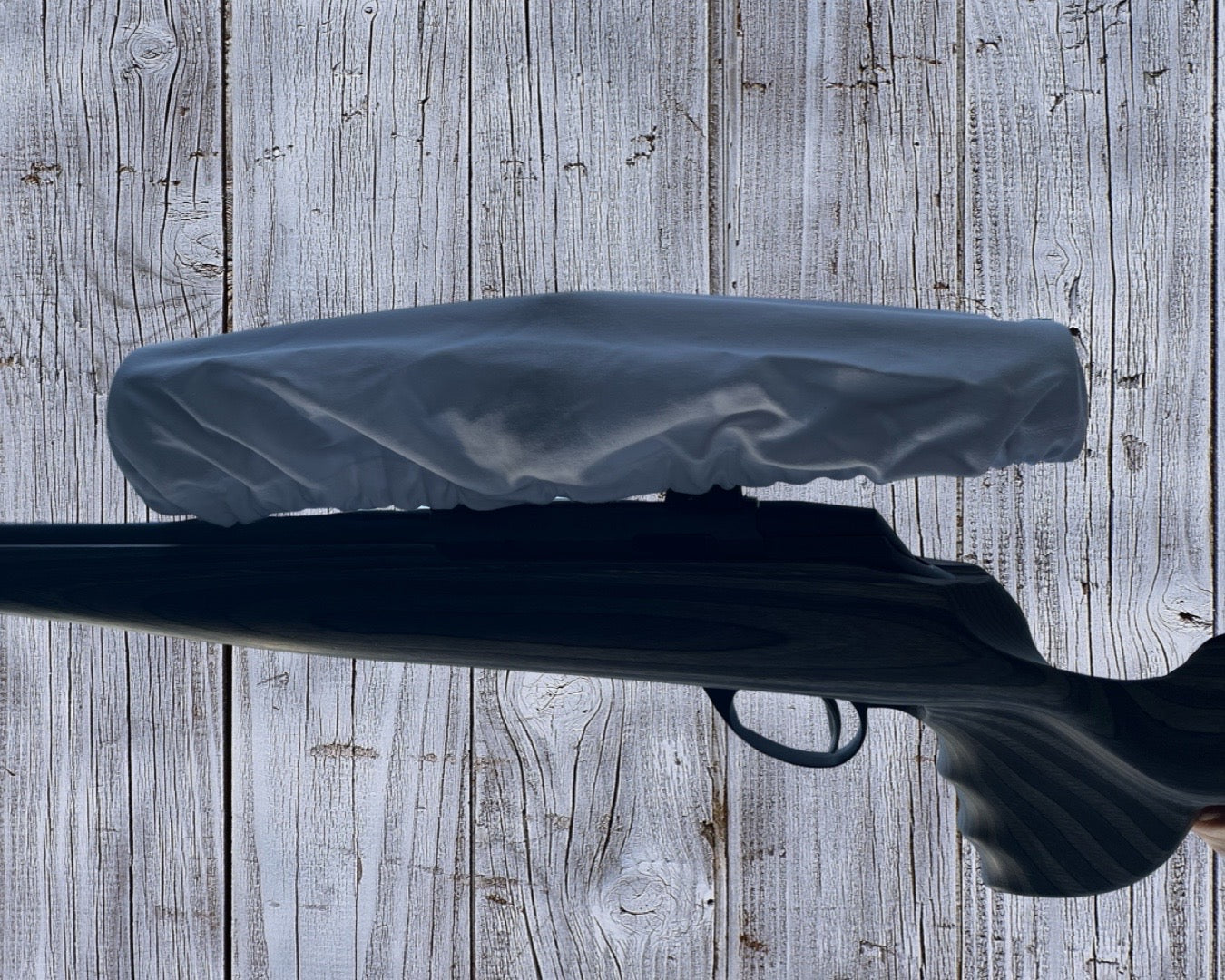 Hvit Cammotrekk til riflekikkert med strikk